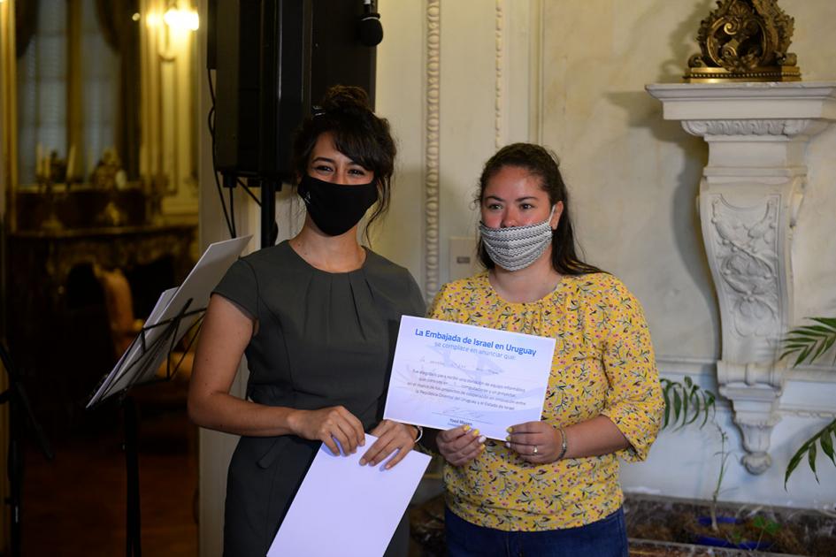 Entrega de certificado Entrega de certificado por parte de la cónsul Sapir Efron