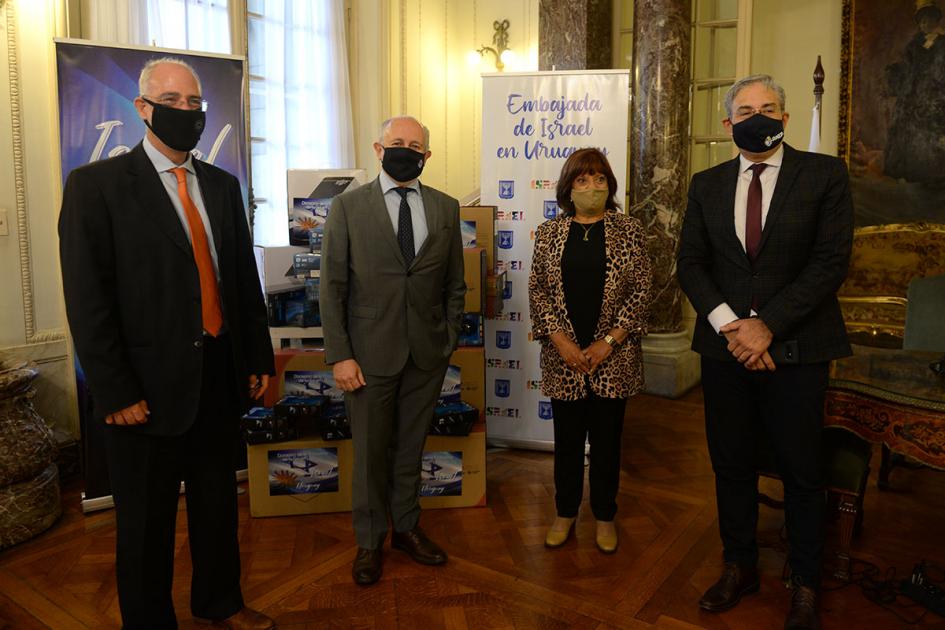Autoridades: Yoed Magen, Pablo da Silveira, Graciela Fabeyro y Robert Silva Autoridades delante de la donación de equipos informáticos