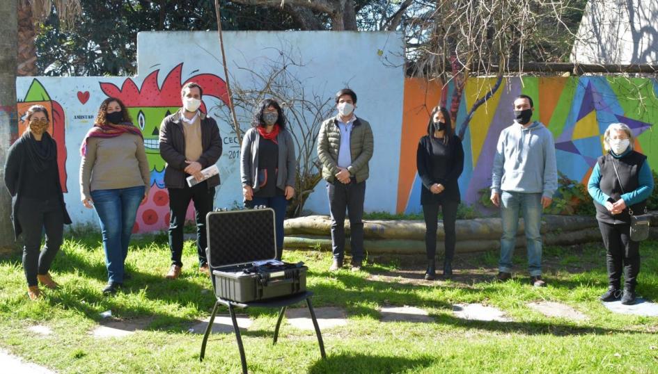 Visita del Director de Educación, Gonzalo Baroni al CECAP de Maldonado para hacer entrega de los equipos audivisuales Personas de pie valija con equipo de cámara