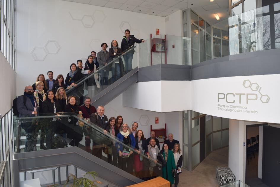 Personas posando en una escalera
