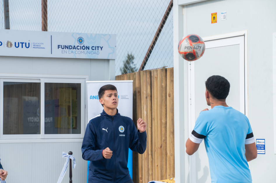 Inauguración del Bachillerato de Deporte en la localidad de Barros Blancos Jugadores del Montevideo City Torque