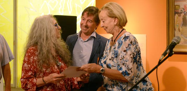 La artista Virginia Patrone recibe el premio de parte de la ministra Muñoz