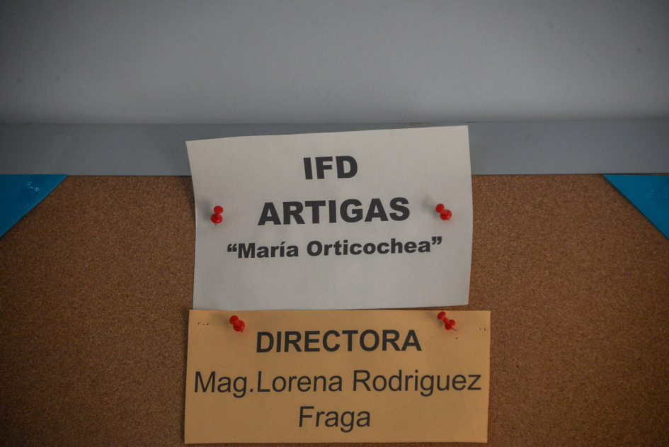 Cartel pegado en una pared