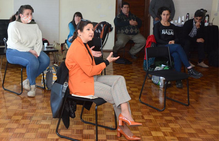 mujer sentada hablando