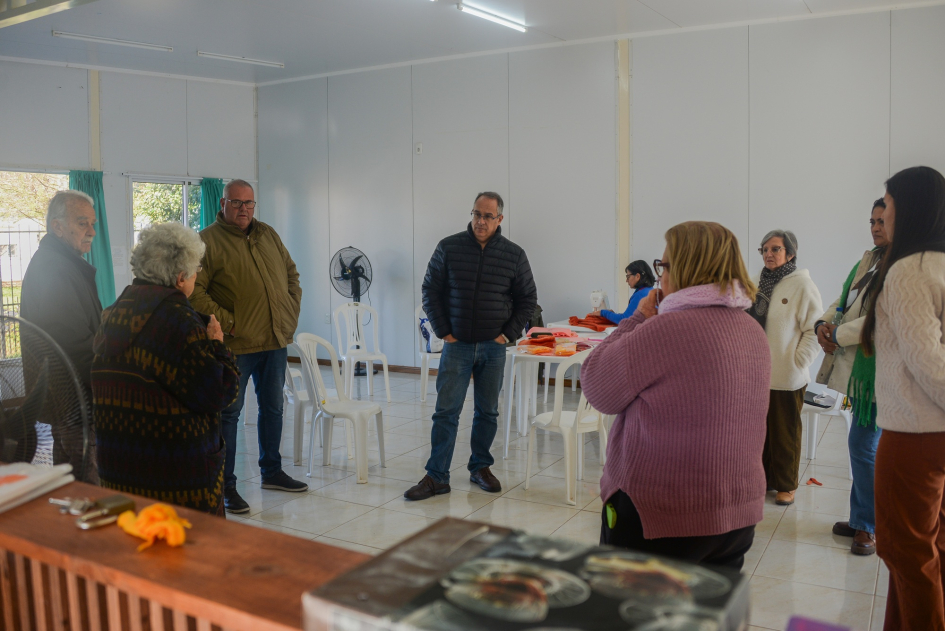 Personas conversando en ronda