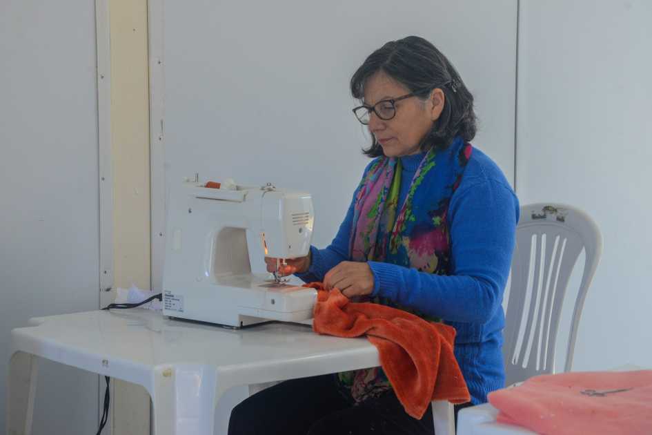 Mujer cociendo en una máquina