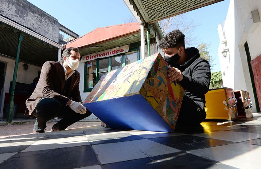 Director de Educación junto a estudiante de CECAP en su visita a Las Piedras