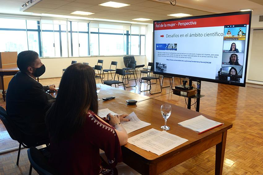 participantes del conversatorio “Por más niñas y mujeres en la ciencia”