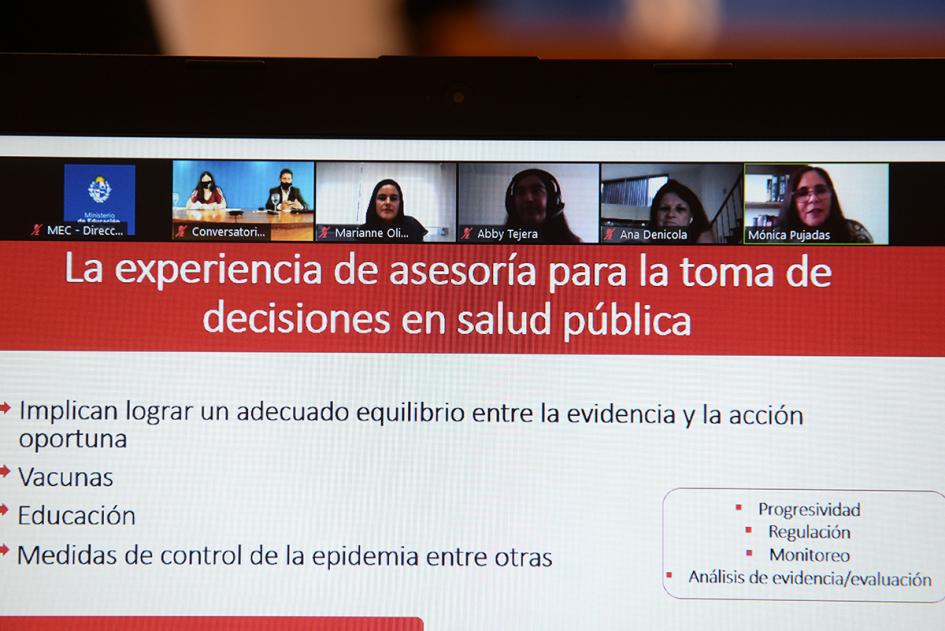 Participantes del conversatorio “Por más niñas y mujeres en la ciencia”