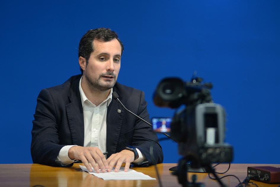 Director de educación, Gonzalo Baroni hablando a la cámara.