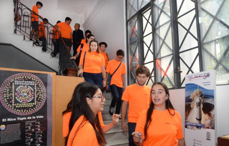 Jóvenes bajando escalera en el museo