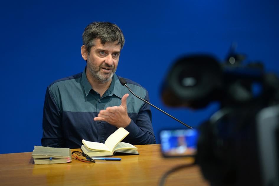 Magister en Educación Social, Marcelo Morales hablando a cármara