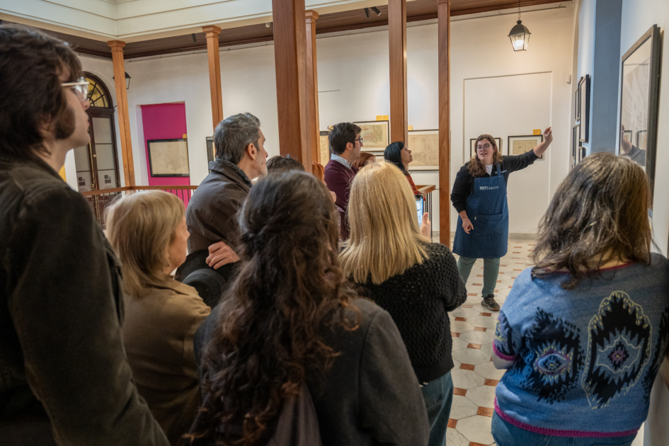 Exposición «Vieja y querida. Historia y memorias de la Ciudad Vieja» Multitud de personas presentes en la exposición
