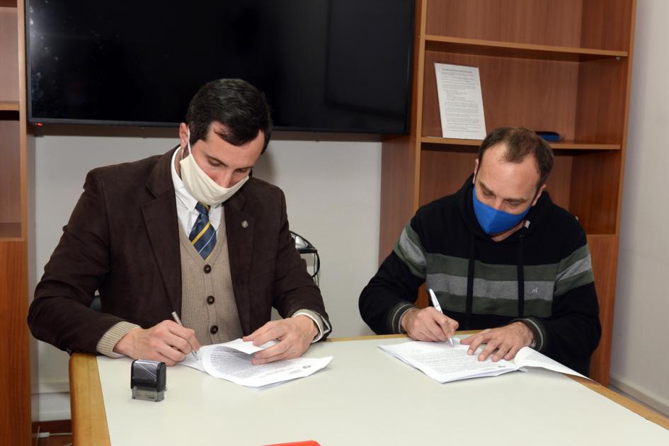 Personas firmando contrato sobre mesa