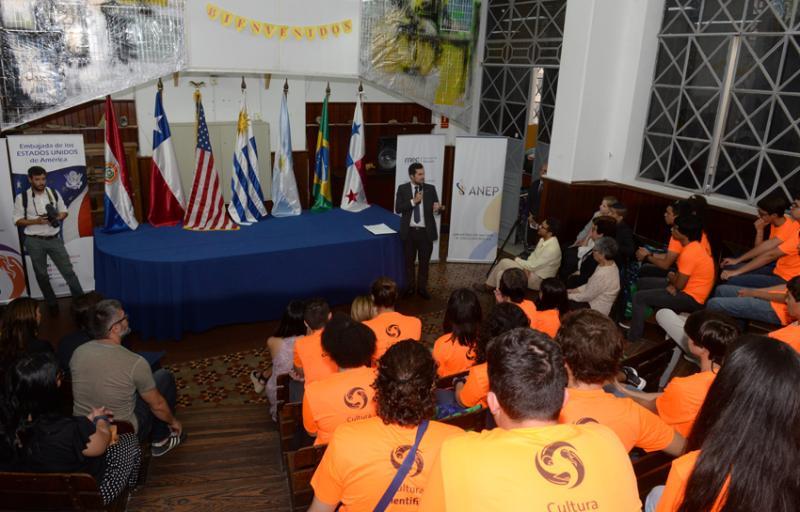 Auditorio con publico Director de Educación dando la bienvenida