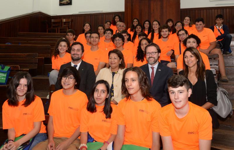 Participantes y autoridades sentadas en el auditorio