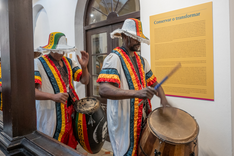 Candombe Aduana, presente en la exposición Integrantes de Candombe Aduana tocando los tambores en los pasillos