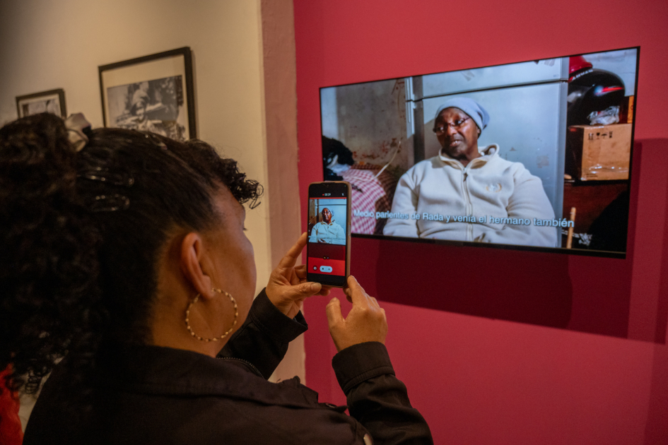 Exposición «Vieja y querida. Historia y memorias de la Ciudad Vieja» Mujer sacando foto a una televisión