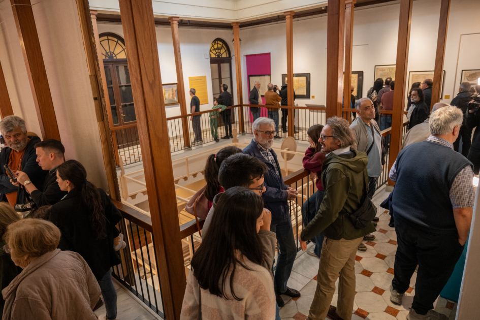 Exposición «Vieja y querida. Historia y memorias de la Ciudad Vieja» Multitud de personas presentes en la exposición