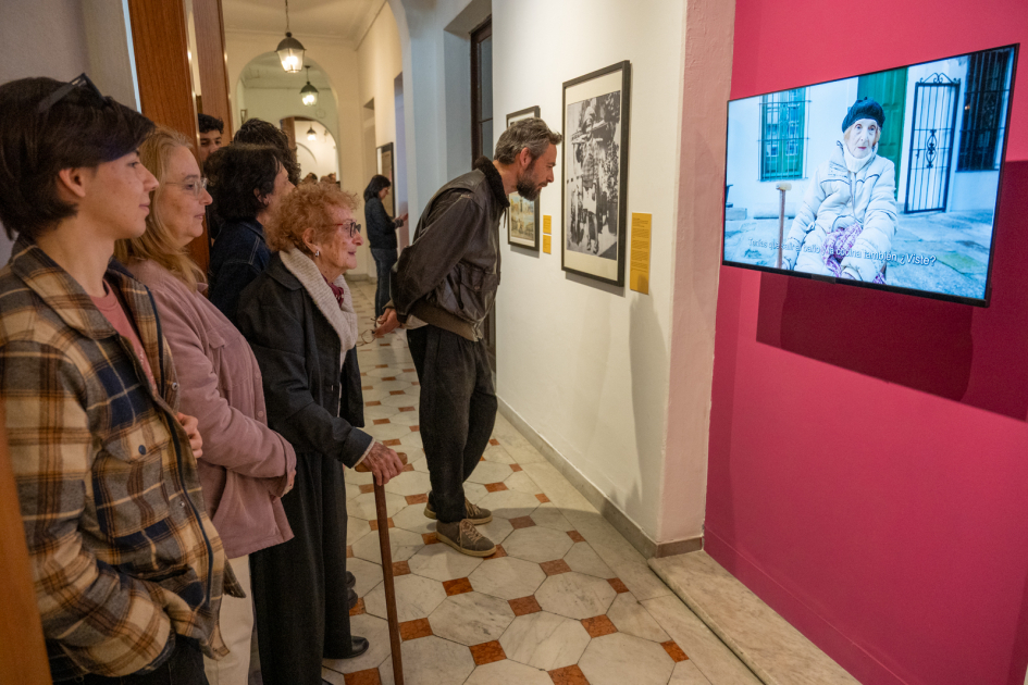 Exposición «Vieja y querida. Historia y memorias de la Ciudad Vieja» Multitud de personas presentes en la exposición