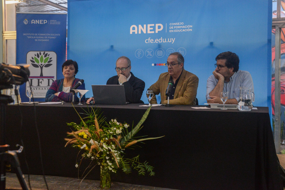 Autoridades en la presentación del proyecto Universidad de la Educación en Paysandú