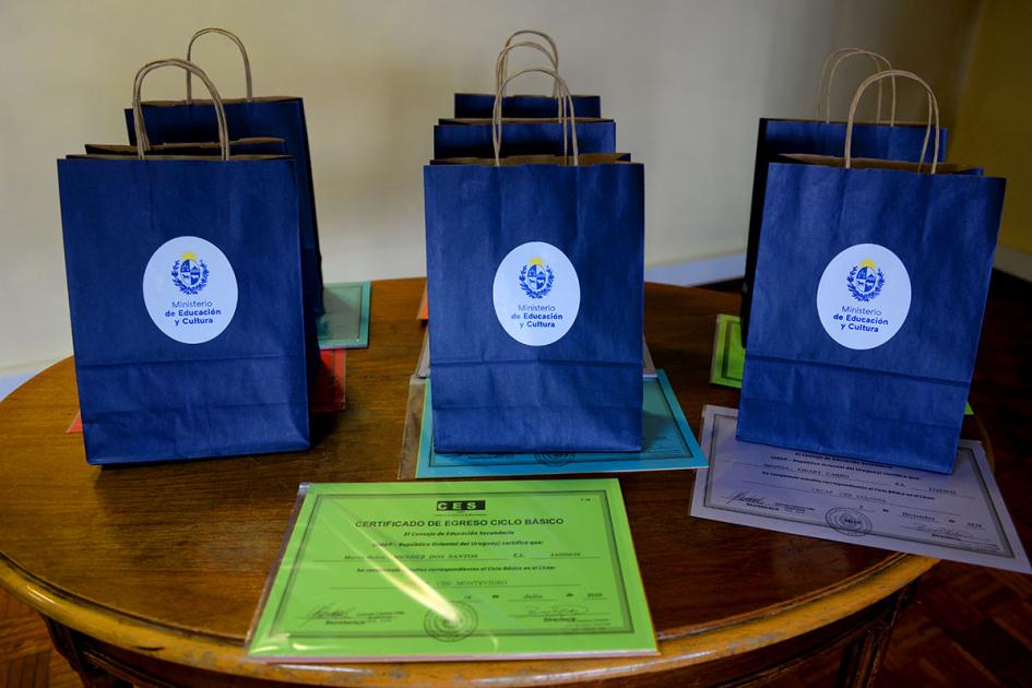 Estudiantes recibieron los certificados en representación de sus compañeros certificados