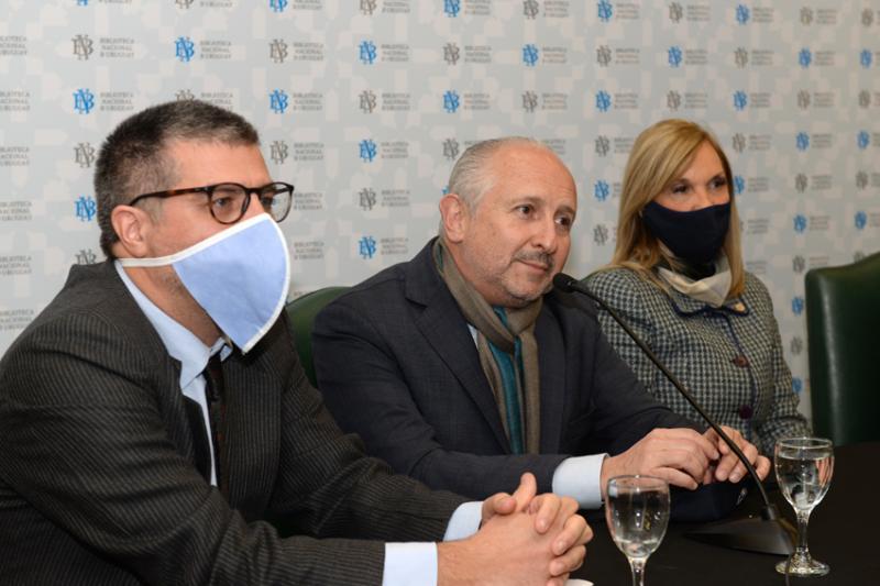 Director de la Biblioteca Nacional de Uruguay (BNU), Valentín Trujillo; ministro de Educación y Cultura, Pablo da Silveira; y vicepresidenta de la República, Beatriz Argimón. 