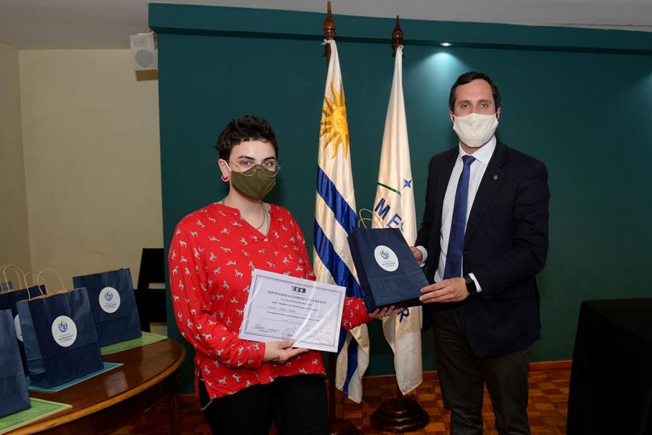 Baroni hace entrega de certificados entrega de certificado