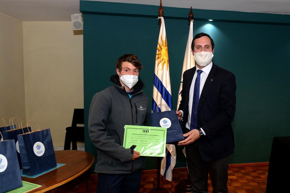 Baroni hace entrega de certificados entrega de certificado