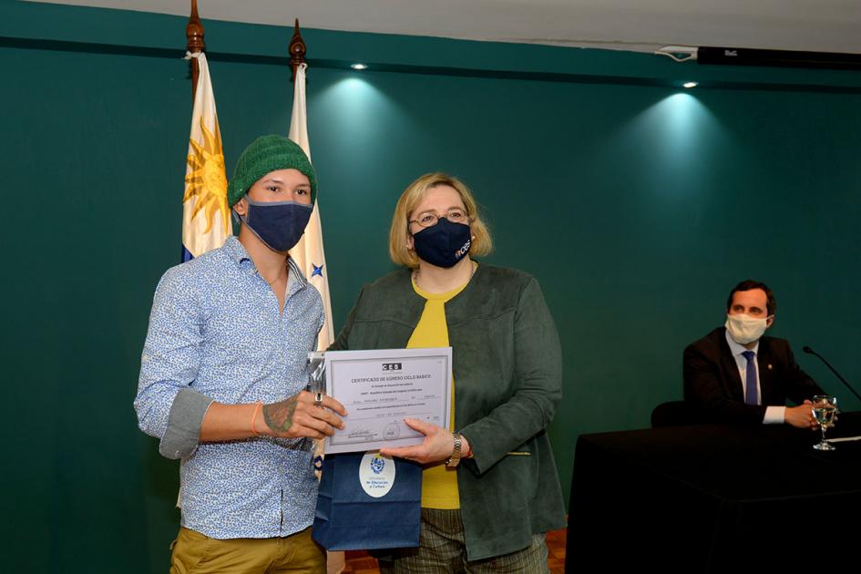 Jenifer Cherro Pintos hace entrega de certificados entrega de certificado