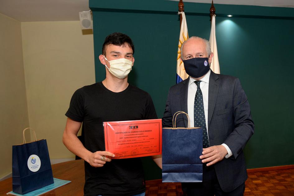 Ministro hace entrega de certificados entrega de certificado