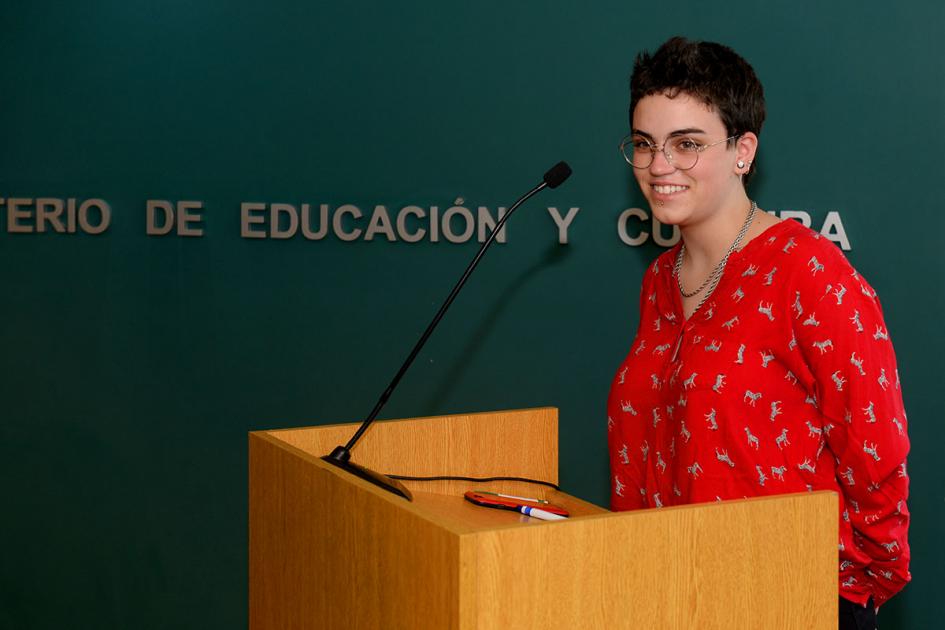 Valentina Vidart de Cecap Colonia estudiante dando discurso