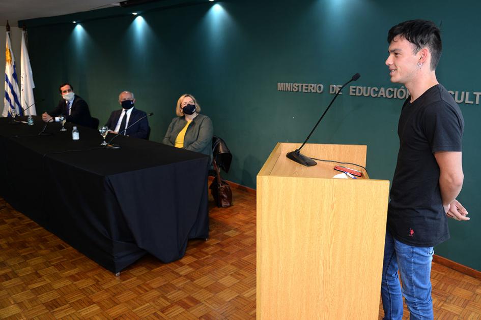 Gustavo Rocha de Cecap Fray Bentos estudiante dando discurso