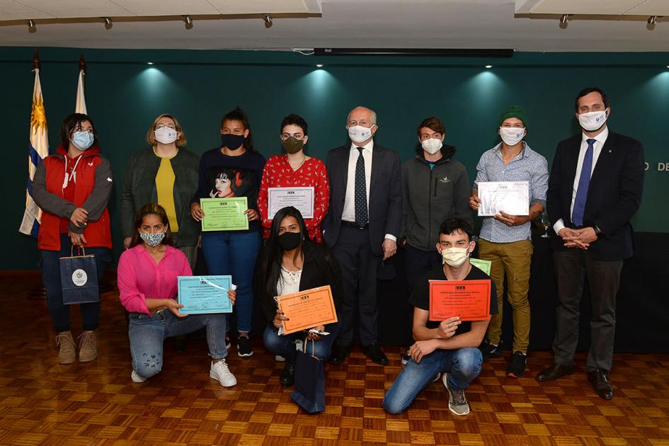 entrega de certificados estudiantes y autoridades con certificados