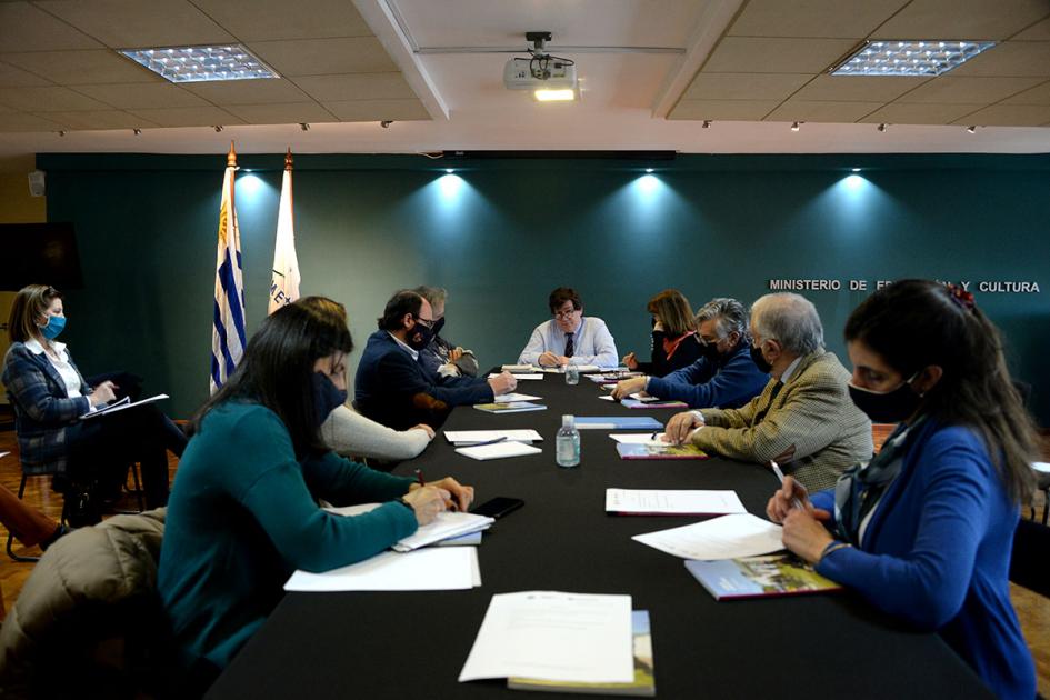 Integrantes de la nueva Comisión reunidos en mesa de trabajo