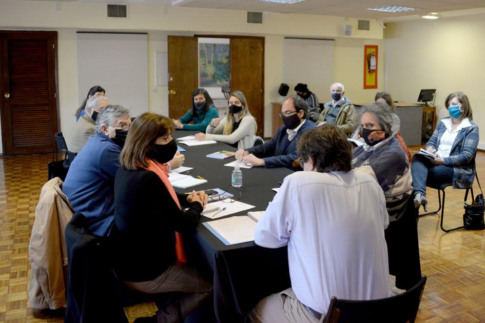 Integrantes de la nueva Comisión reunidos en mesa de trabajo Integrantes de la nueva Comisión reunidos en mesa de trabajo