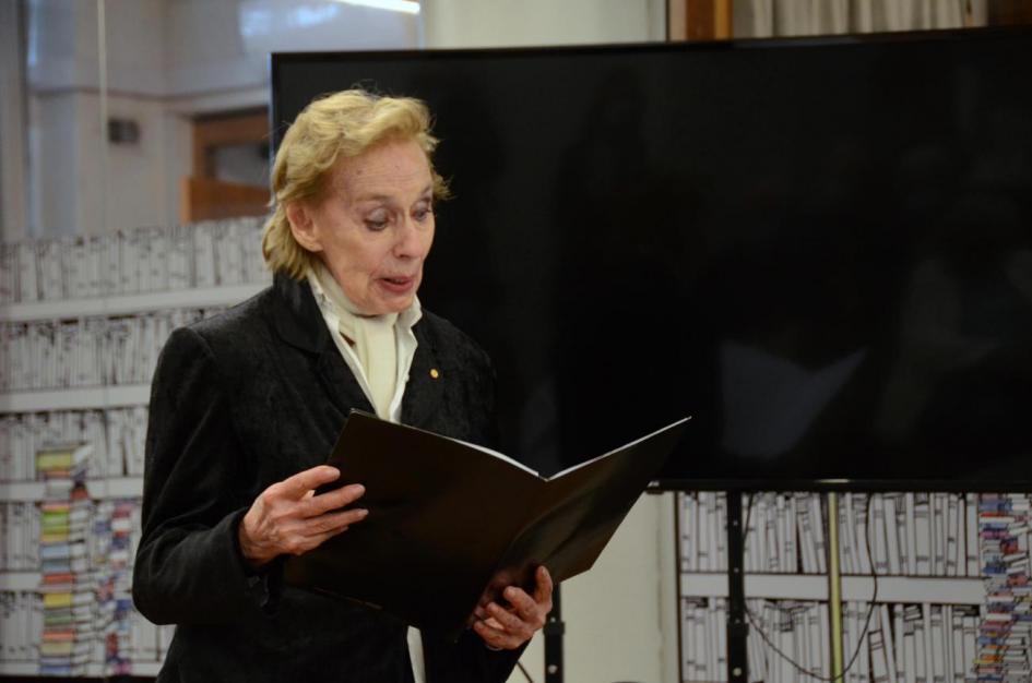 Estela Medina Estela Medina leyendo un poema