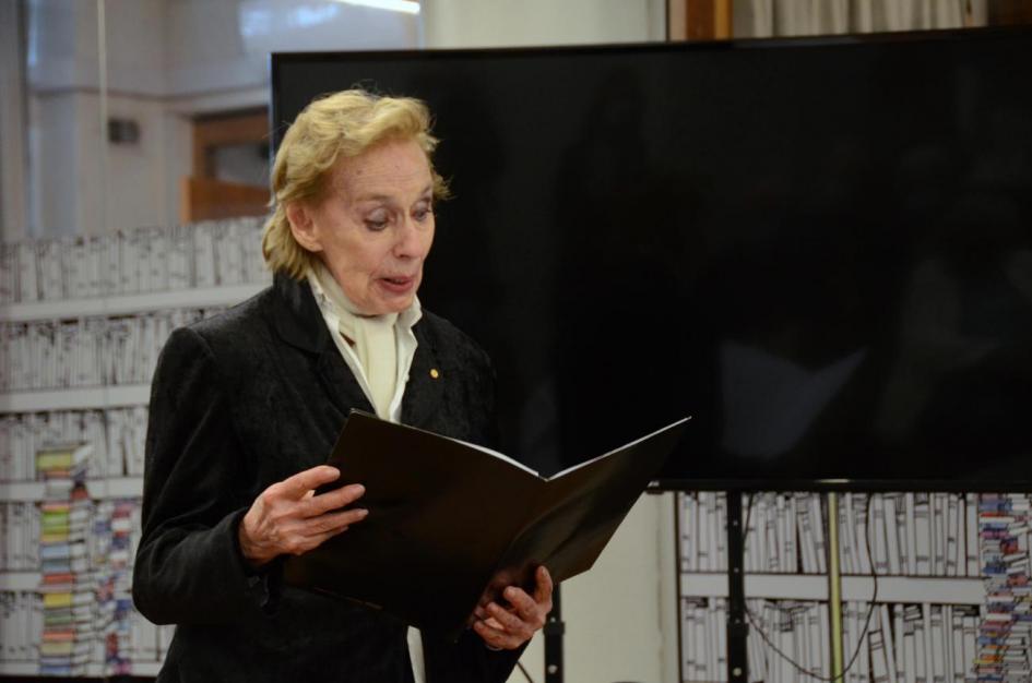 Estela Medina leyendo un poema