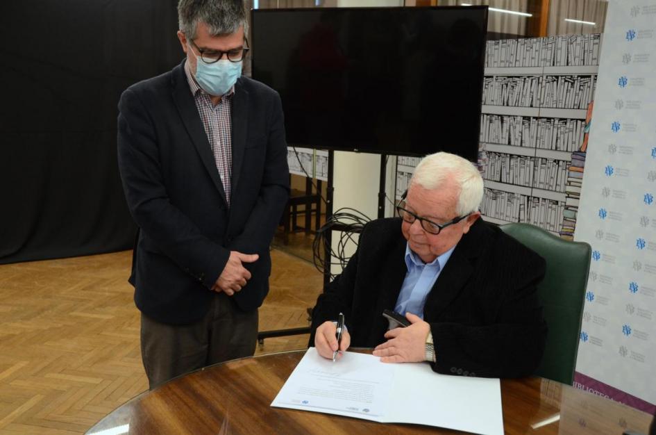 Arbeleche firmando la donación Arbeleche firmando la donación y a su costado está Trujillo