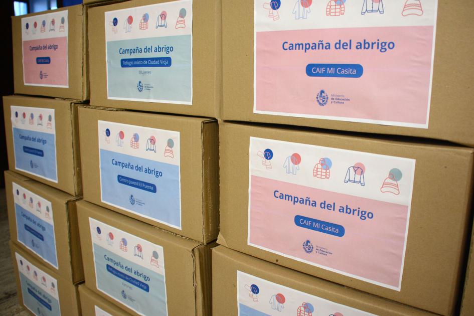 Cajas con carteles