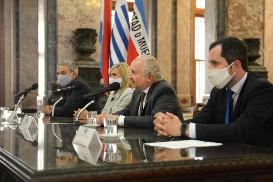 Personas hablando en mesa