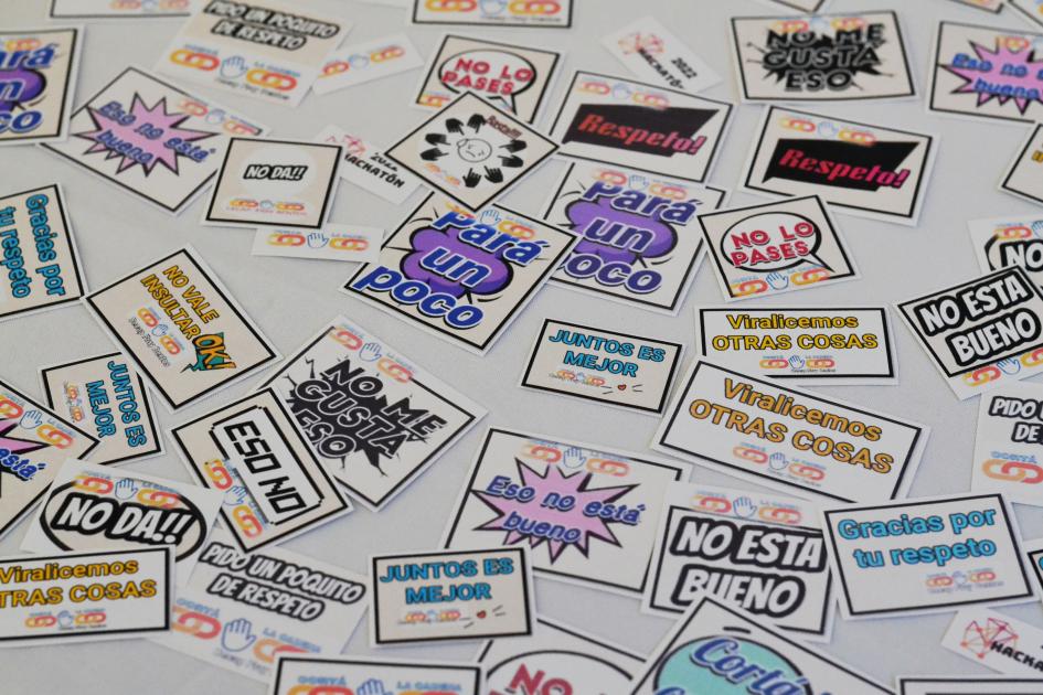 Conjunto de stickers con diferentes frases sobre accesibilidad