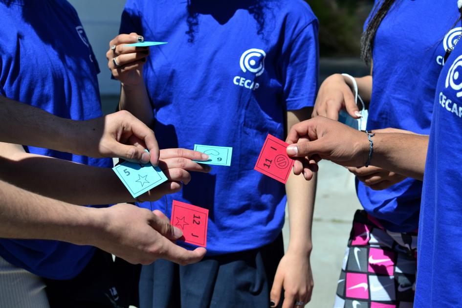 Personas intercambiando papelitos de colores