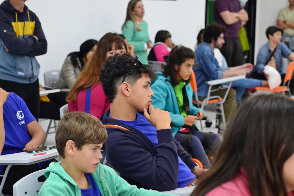 Jóvenes prestando atención en salón de clase