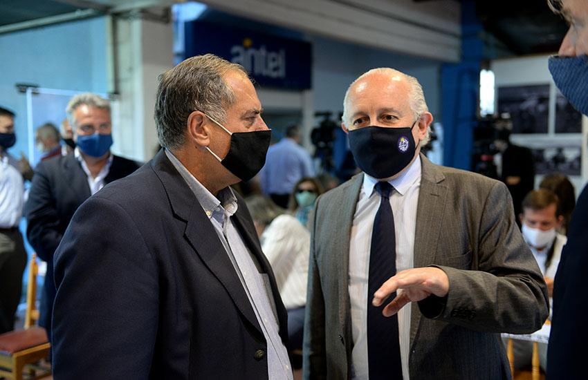 Presidente de la Comisión Administradora del Field Oficial (CAFO), Ricardo Lombardo y el ministro de Educación y Cultura, Pablo da Silveira Presidente de la Comisión Administradora del Field Oficial (CAFO), Ricardo Lombardo y el ministro de Educación y Cultura, Pablo da Silveira