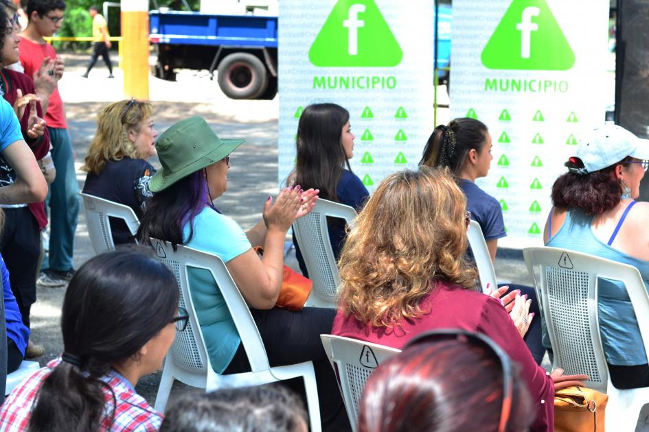 Personas sentadas viendo la oratoria