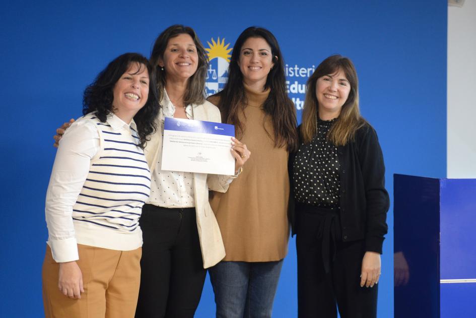 Participantes recibiendo los certificados