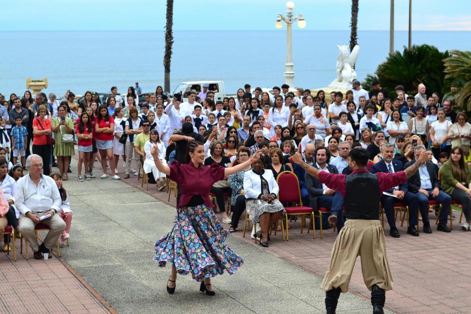 Personas interpretando un número de danza folclórica