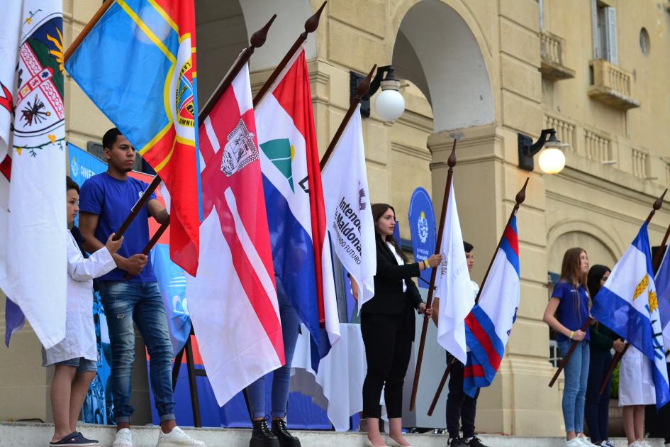 Niños con banderas de los departamentos de Uruguay