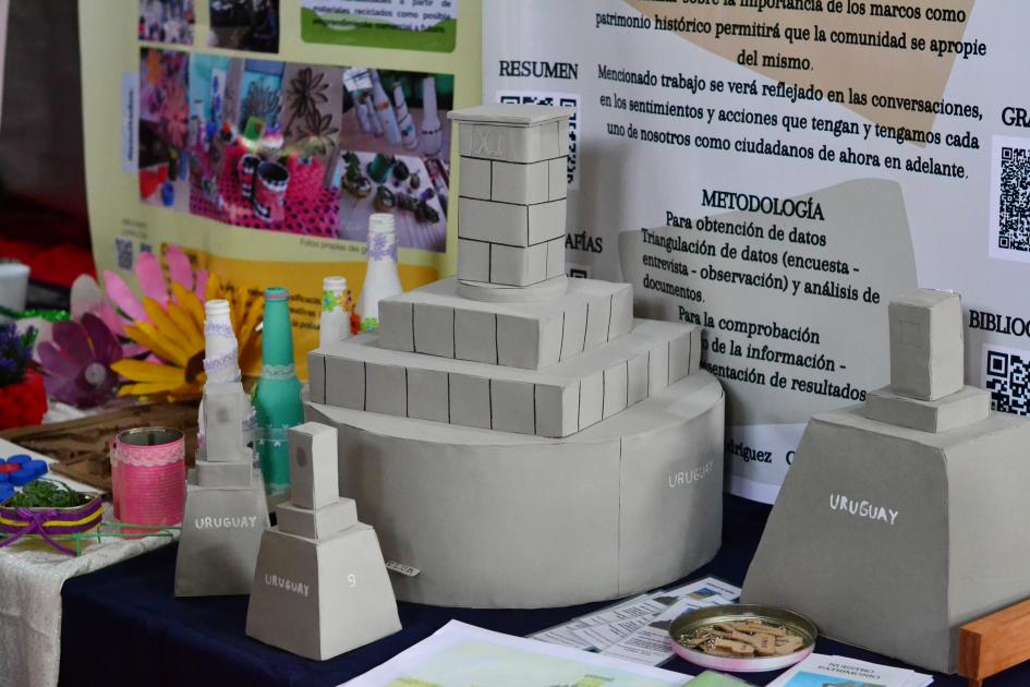 Maqueta con representaciones de mojones fronterizos